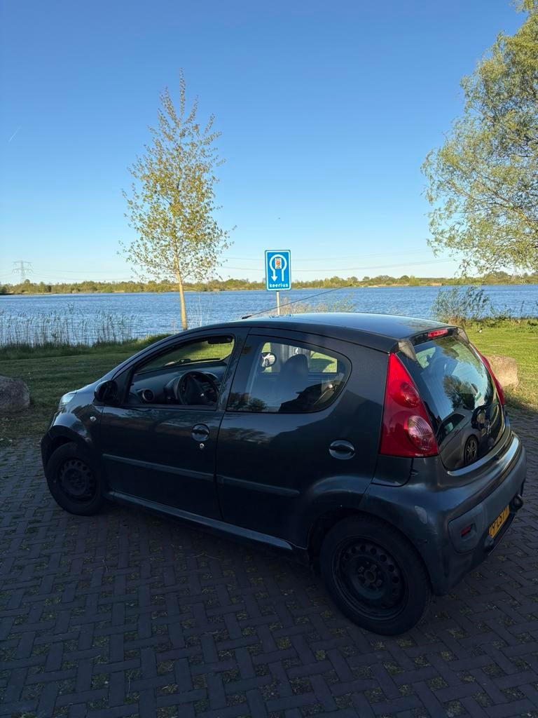 Peugeot 107 1.0 12V 5DR 2010 Grijs, Auto's, Voorwielaandrijving, Elektrische ramen, 4 stoelen, 68 pk