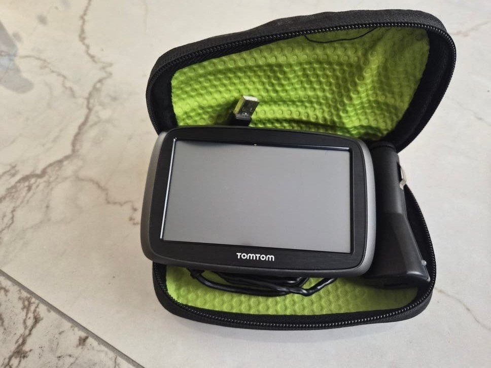 TomTom navigatiesysteem met hoes en oplader, Ophalen of Verzenden, Zo goed als nieuw