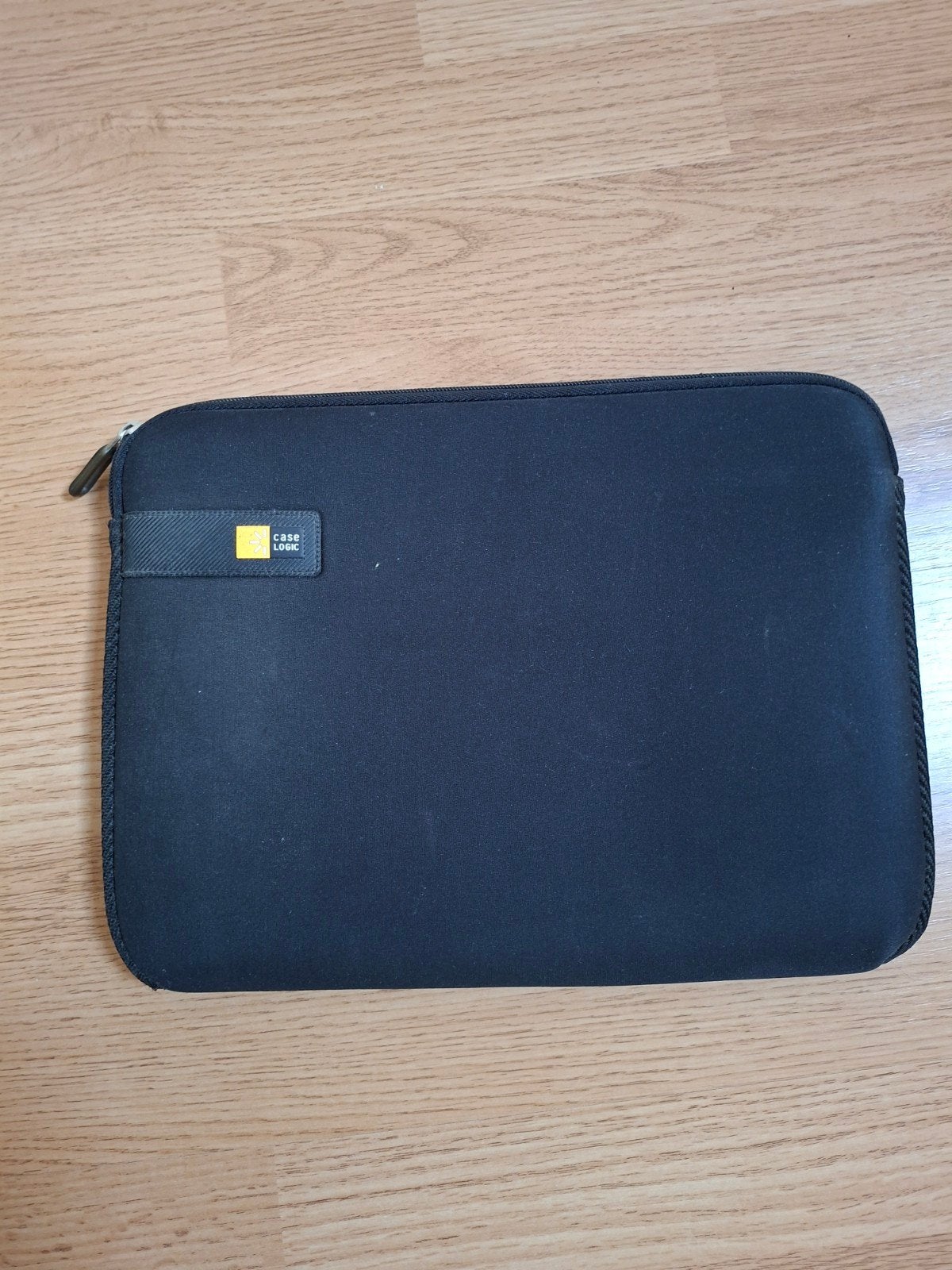 Case Logic laptophoes 32 x 23 cm, Computers en Software, Laptophoezen, Ophalen of Verzenden, 13 inch, Zo goed als nieuw, Case Logic