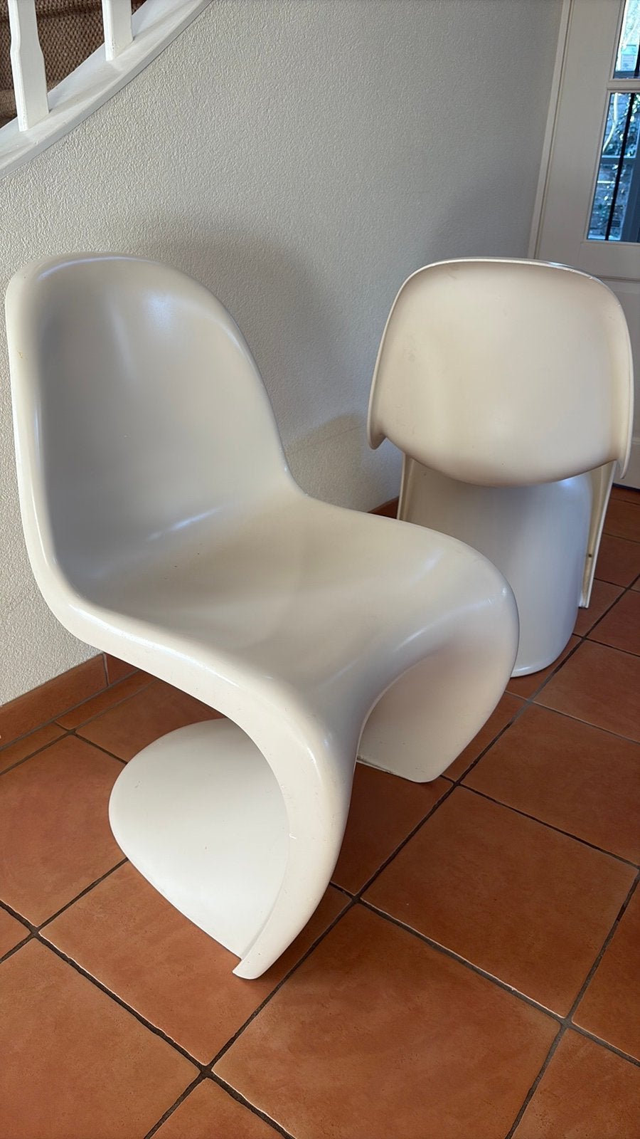 2 witte Vitra design eetkamerstoelen, Ophalen, Zo goed als nieuw