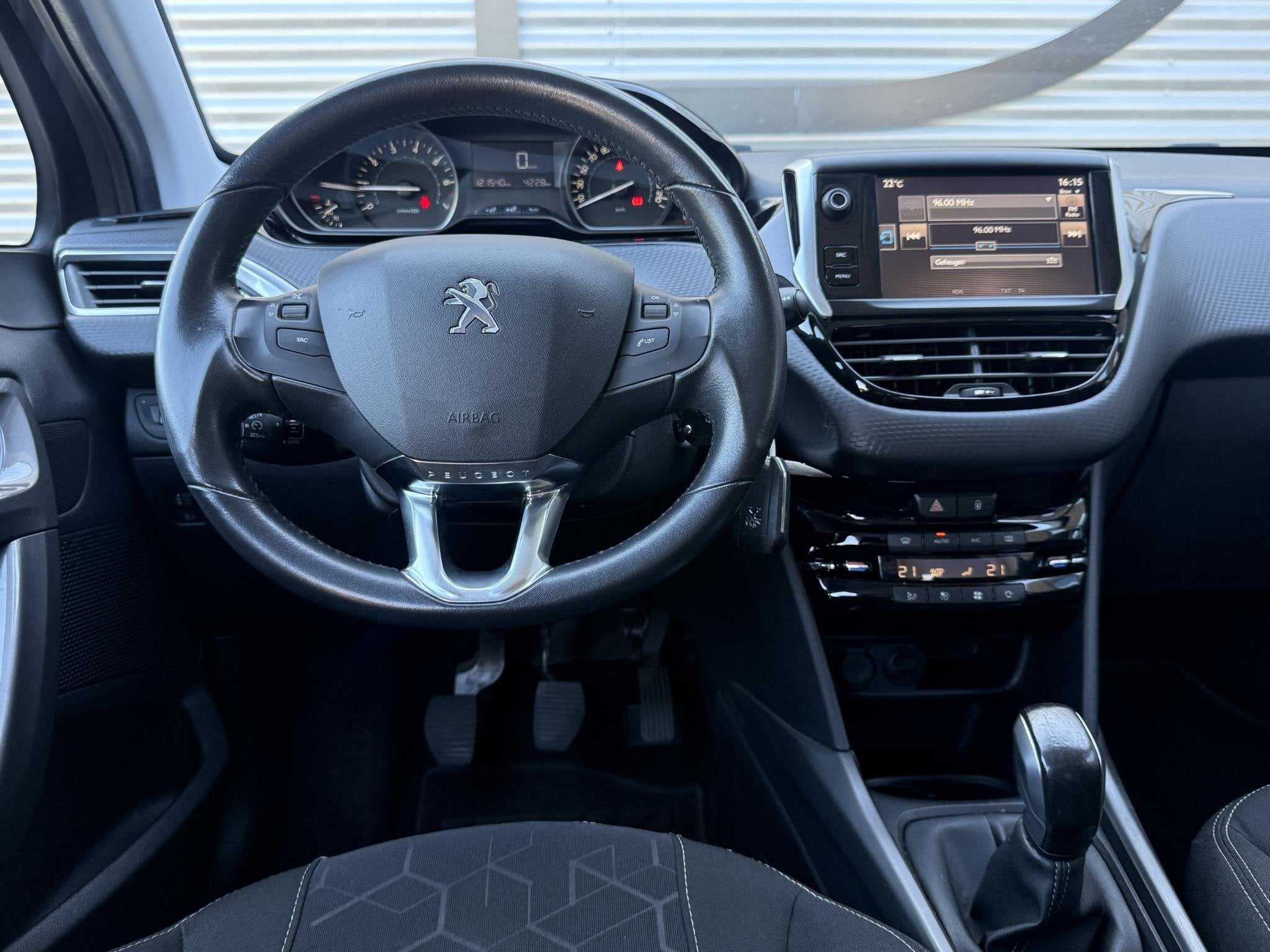 Peugeot 2008 1.2 PureTech Active 1e Eigenaar|Navi|Trekhaak|D, Auto's, Voorwielaandrijving, Stof, Euro 6, Handgeschakeld