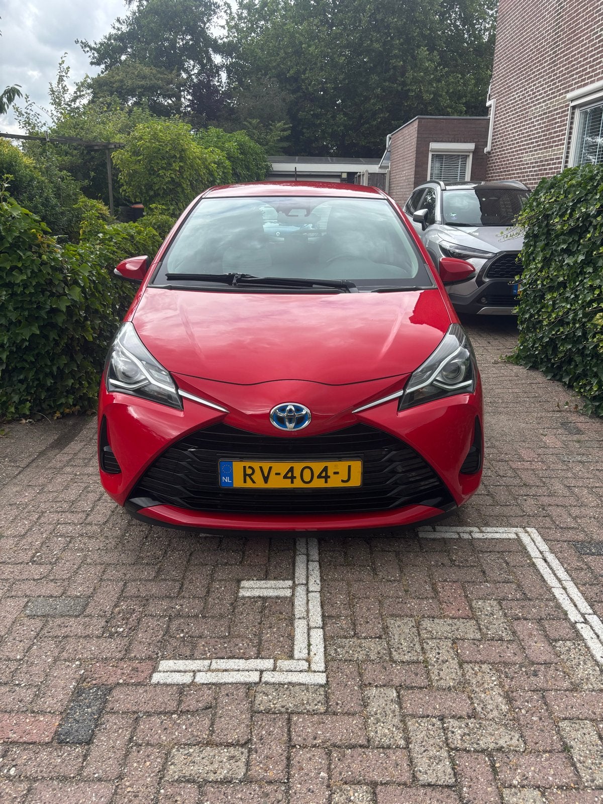 Toyota Yaris 1.5 Hybrid 100pk 5D CVT 2018 Rood, 1497 cc, 49 €/maand, Origineel Nederlands, 1065 kg