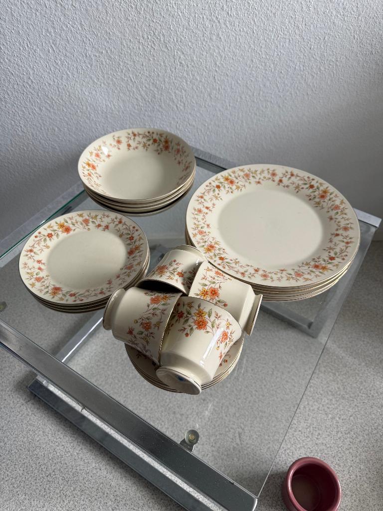 Complete bloemetjes serviesset (Budlet Fine China), Huis en Inrichting, Keuken | Servies, Gebruikt, Ophalen of Verzenden, Overige stijlen
