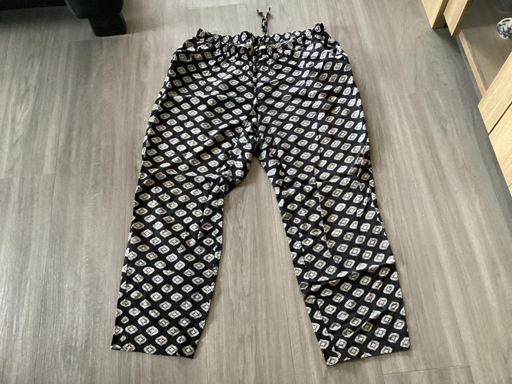 Zomerbroek. Maat 46. Lengte 105 cm. Zwart. Wit, Ophalen, Gedragen, Zwart, Lang