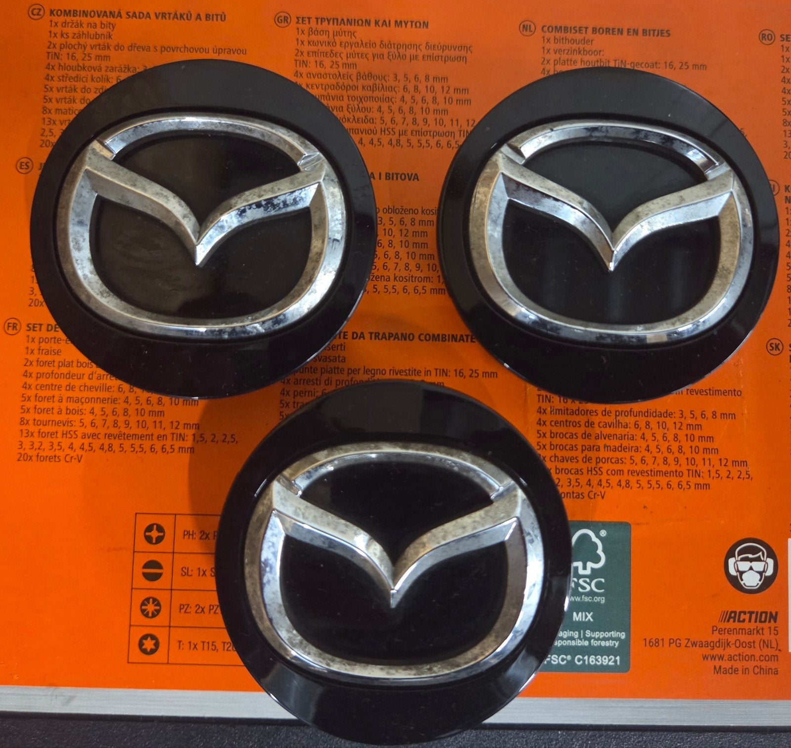 2x ORIGINELE MAZDA NAAFDOPPEN ZWART 57MM, Auto diversen, Wieldoppen, Ophalen of Verzenden, Gebruikt