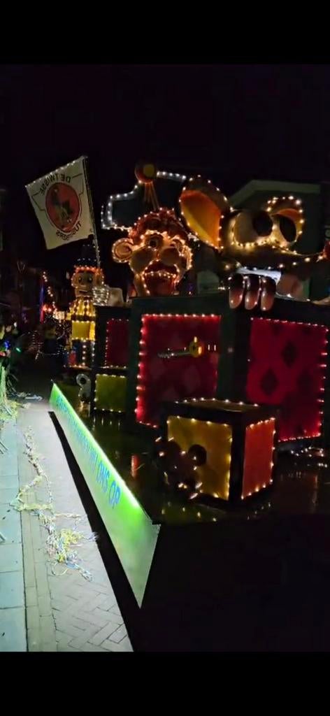 Mooie carnavalswagen / loopgroep compleet met 28 pakken, Hobby en Vrije tijd, Feestartikelen | Verhuur, Ophalen, Carnaval