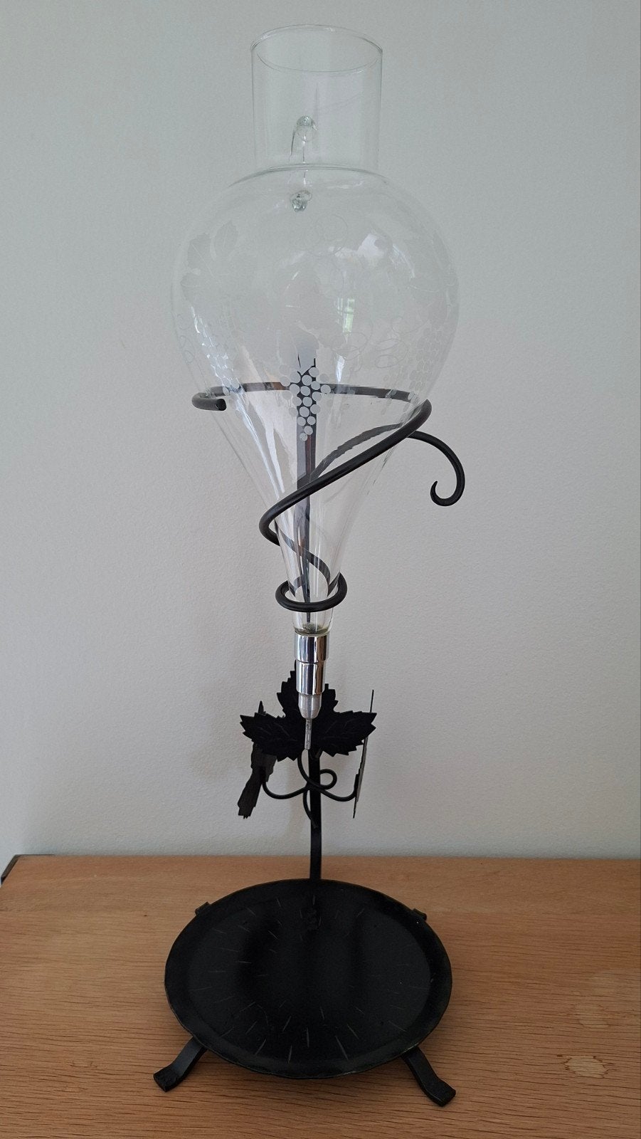 Vintage Glazen Wijn Decanteerder met Smeedijzeren Houder, Ophalen of Verzenden, Overige gebieden, Overige typen