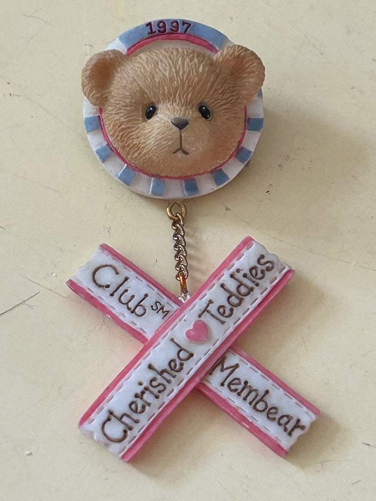 Cherished Teddies Club Membear Broche Speld 1997, Ophalen of Verzenden, Zo goed als nieuw, Beeldje, Cherished Teddies