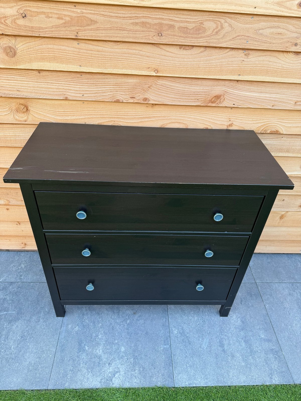IKEA Hemnes ladekast/commode zwart met blauwe knoppen, Huis en Inrichting, Ophalen, Gebruikt, 100 tot 150 cm, 3 of 4 laden