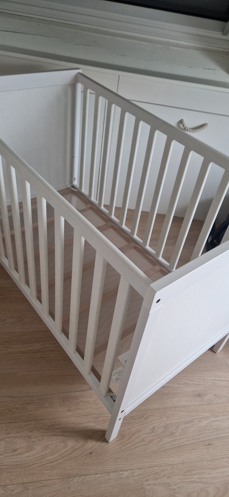 Mooi wit Ikea kinderledikantje inclusief matras, Ophalen, Zo goed als nieuw, Ledikant