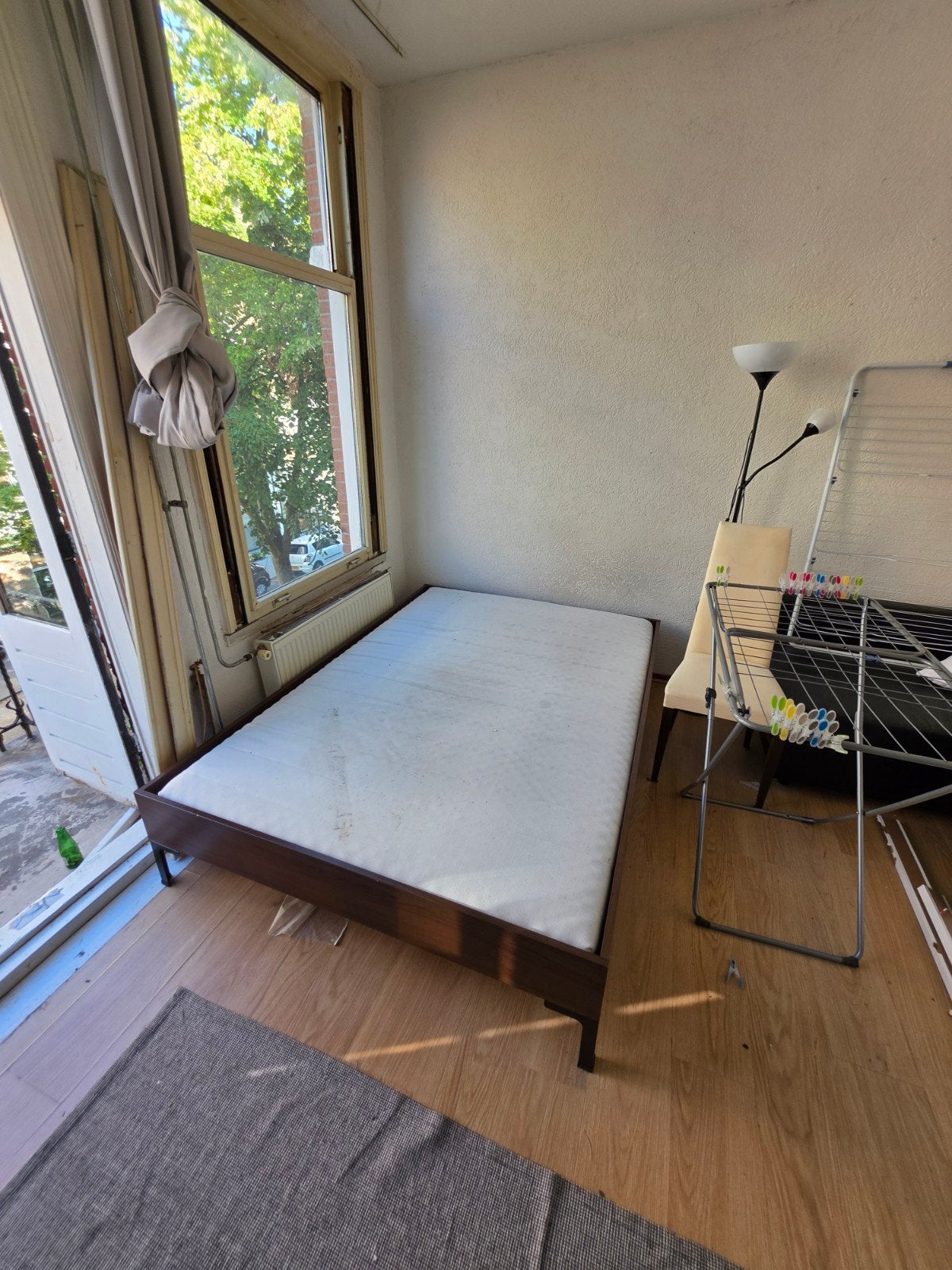 bed met matras, Huis en Inrichting, Slaapkamer | Bedden, Eenpersoons, Bruin, Zo goed als nieuw, 200 cm