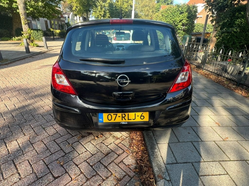 Opel Corsa 1.2 16V 5D 2010 Zwart, Auto's, Voorwielaandrijving, 4 cilinders, 1229 cc, Handgeschakeld