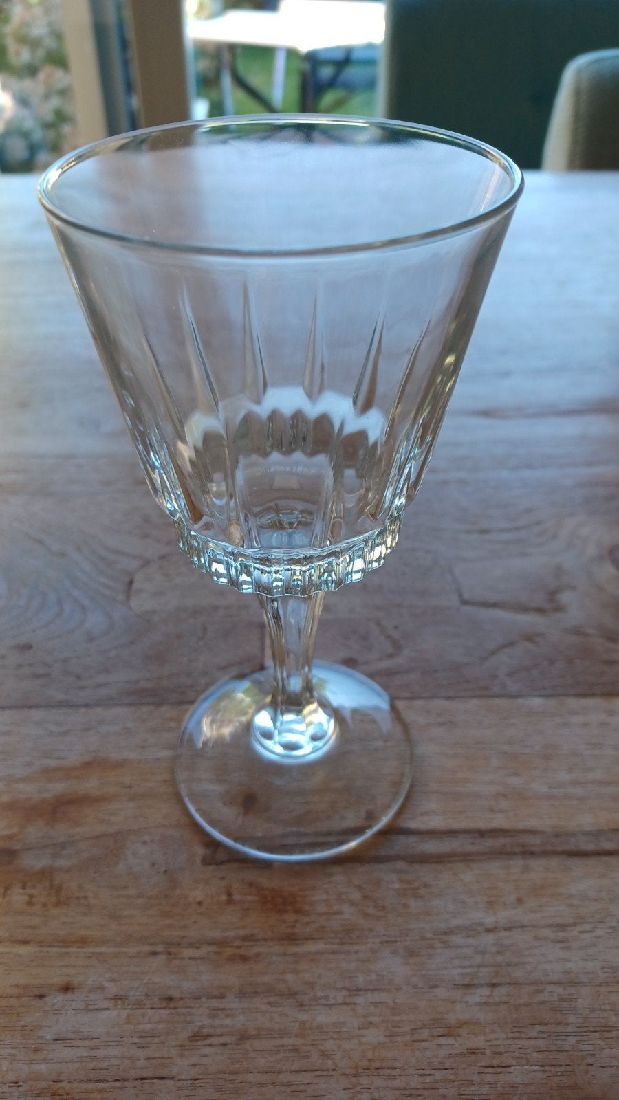 Elegant wijnglas met geslepen details, Ophalen