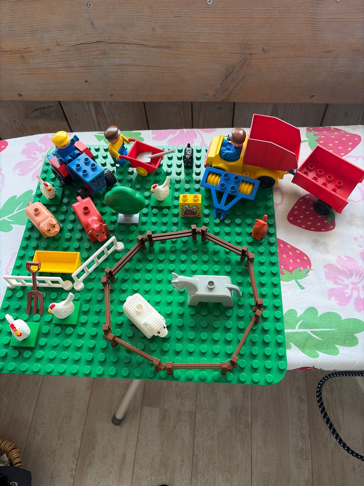 Grote boerderij van duplo met dieren en voertuigen, Ophalen of Verzenden, Gebruikt, Overige merken