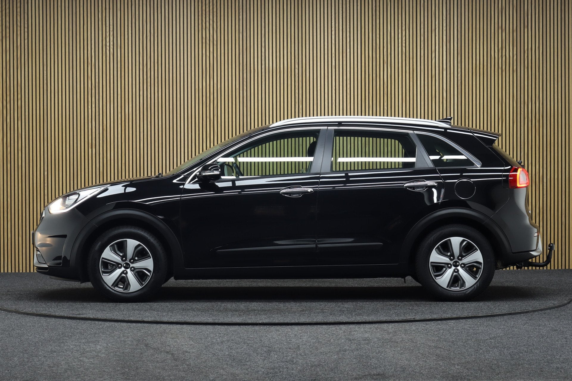 Kia Niro 1.6 GDi Hybrid DynamicLine | Afneembare Trekhaak |, Auto's, Kia, Gebruikt, Met garantie (alle), Leder en Stof, Zwart