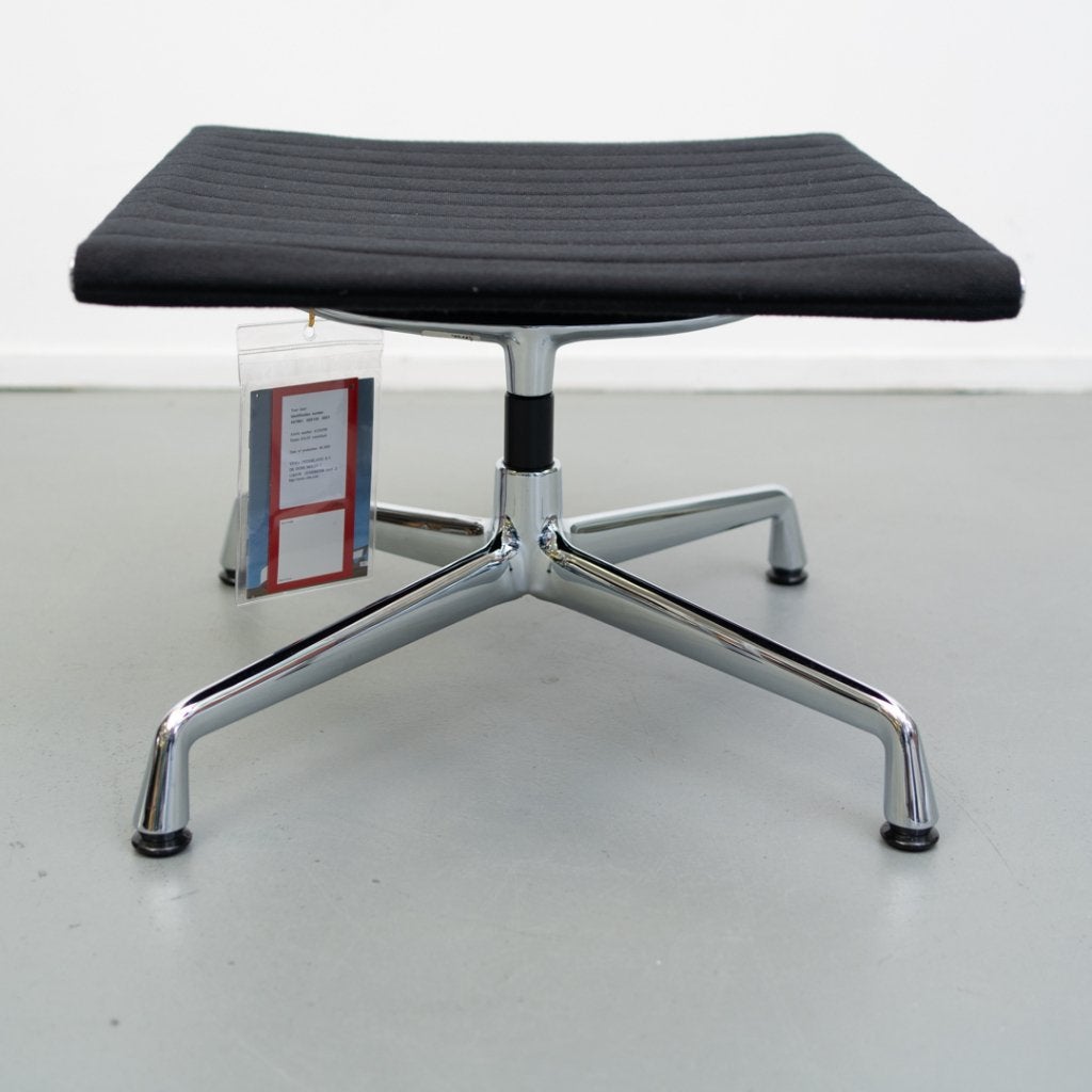 2x Vitra Eames EA 125 Hocker Zwart Hopsak - Chroom, Huis en Inrichting, Banken | Voetenbanken en Poefen, Niet ingevuld, Zo goed als nieuw
