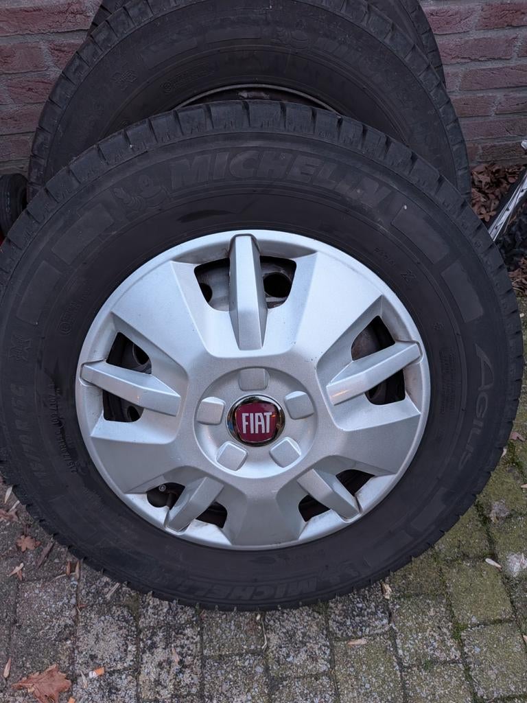Set van 4 Michelin Agilis op velg 215/70R15C 5x118, Ophalen, 15 inch, Zomerbanden, Bestelwagen