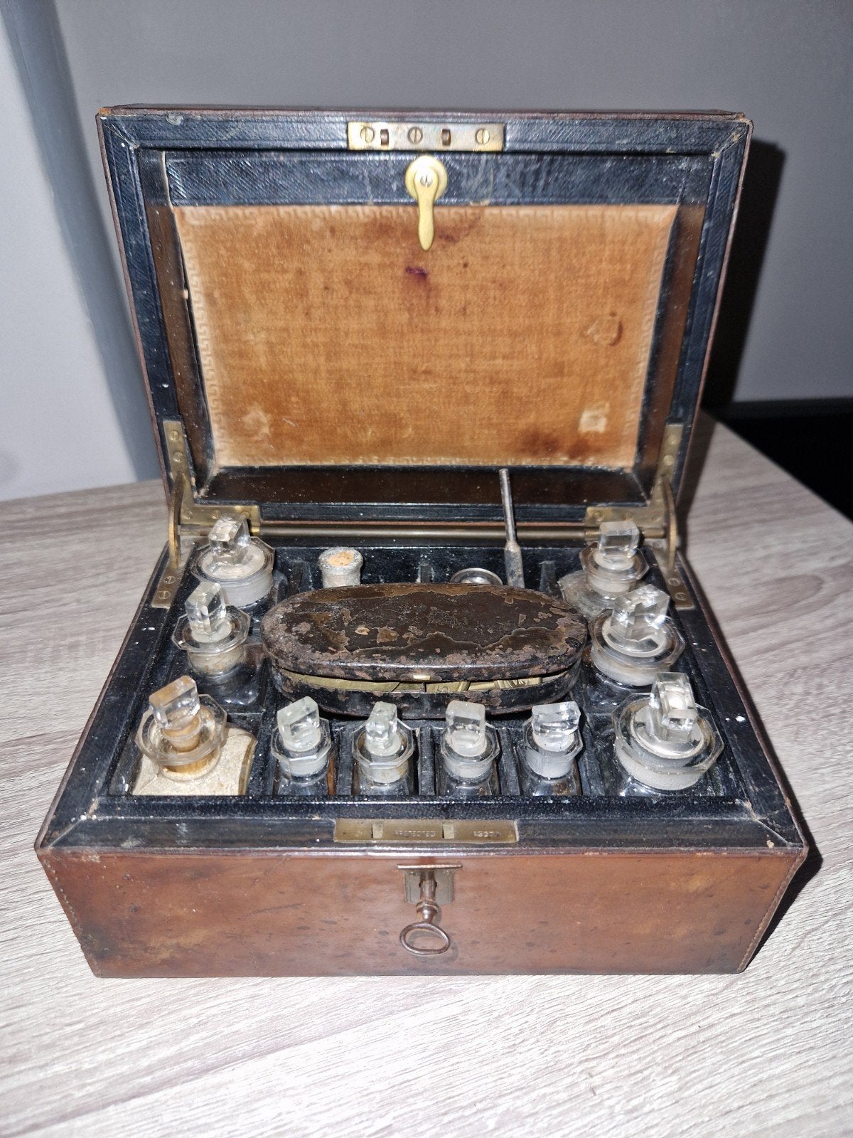 Antieke Apothekerskist met Flesjes en Weegschaal, Ophalen of Verzenden