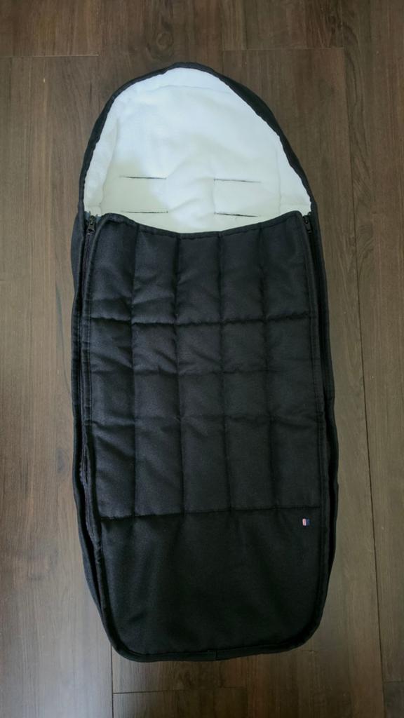 Voetenzak Dubatti kinderwagen zwart met witte binnenzijde, Ophalen, Zo goed als nieuw