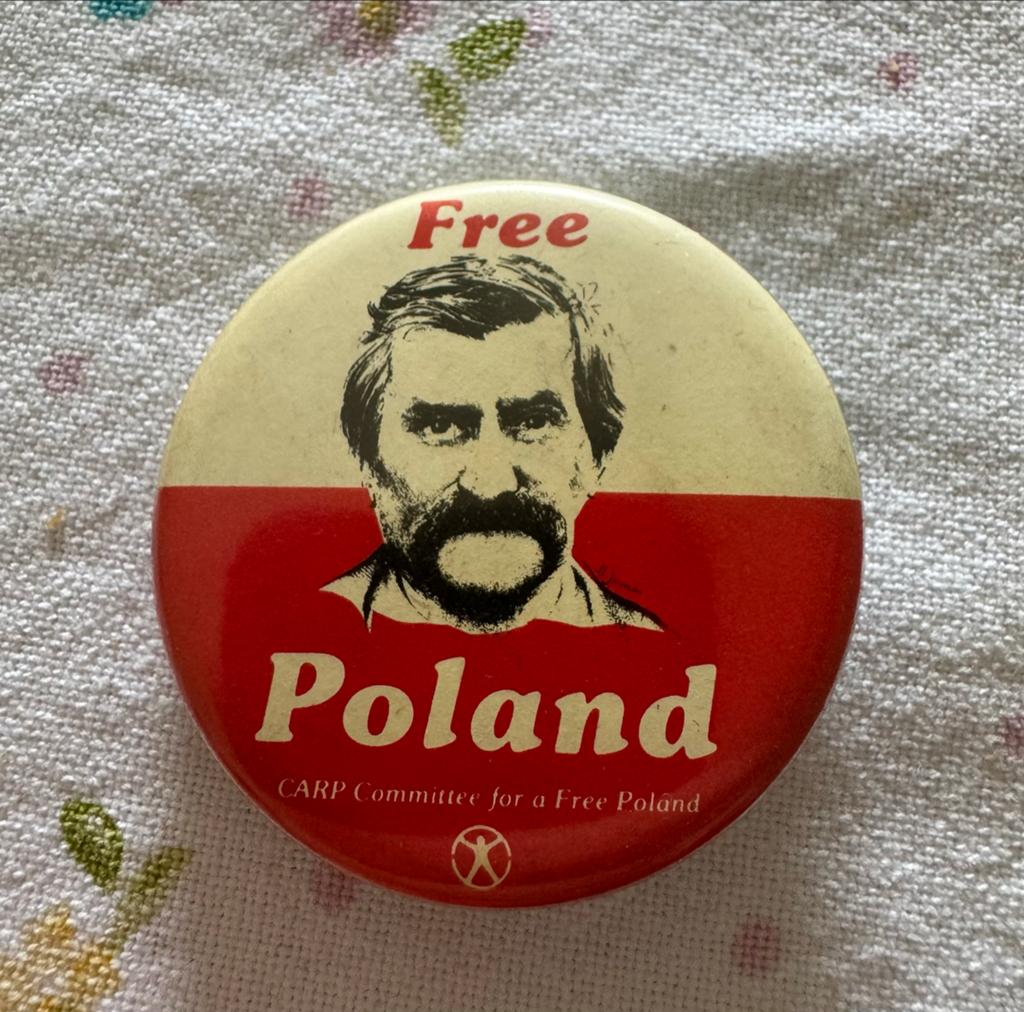 Vintage 'Free Poland' button met Lech Wałęsa, Ophalen of Verzenden, Gebruikt, Overige onderwerpen, Button