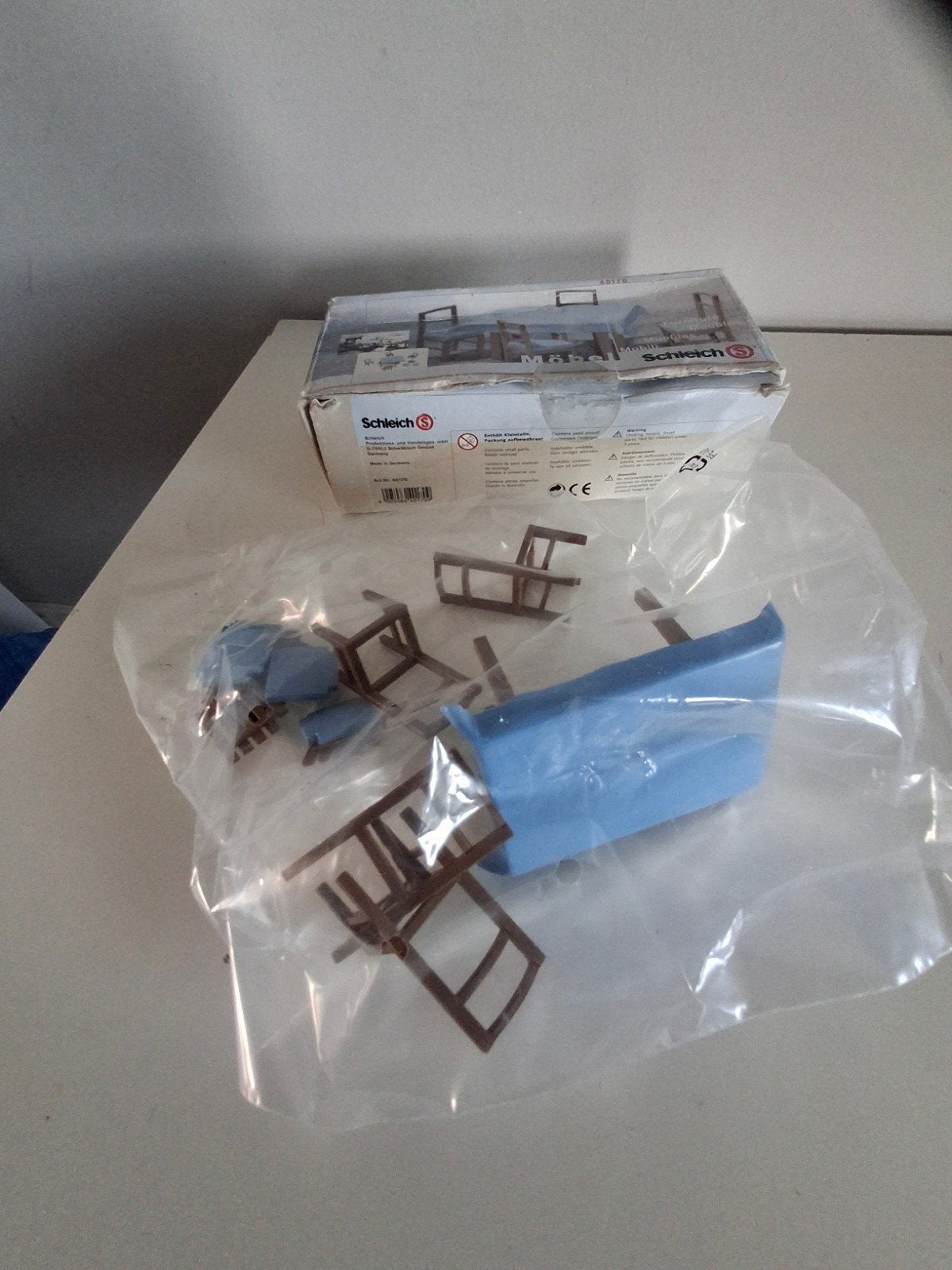 Zeldzame Schleich 40170 Möbel - Tafel & 4 Stoelen - NIEUW, Ophalen of Verzenden, Nieuw