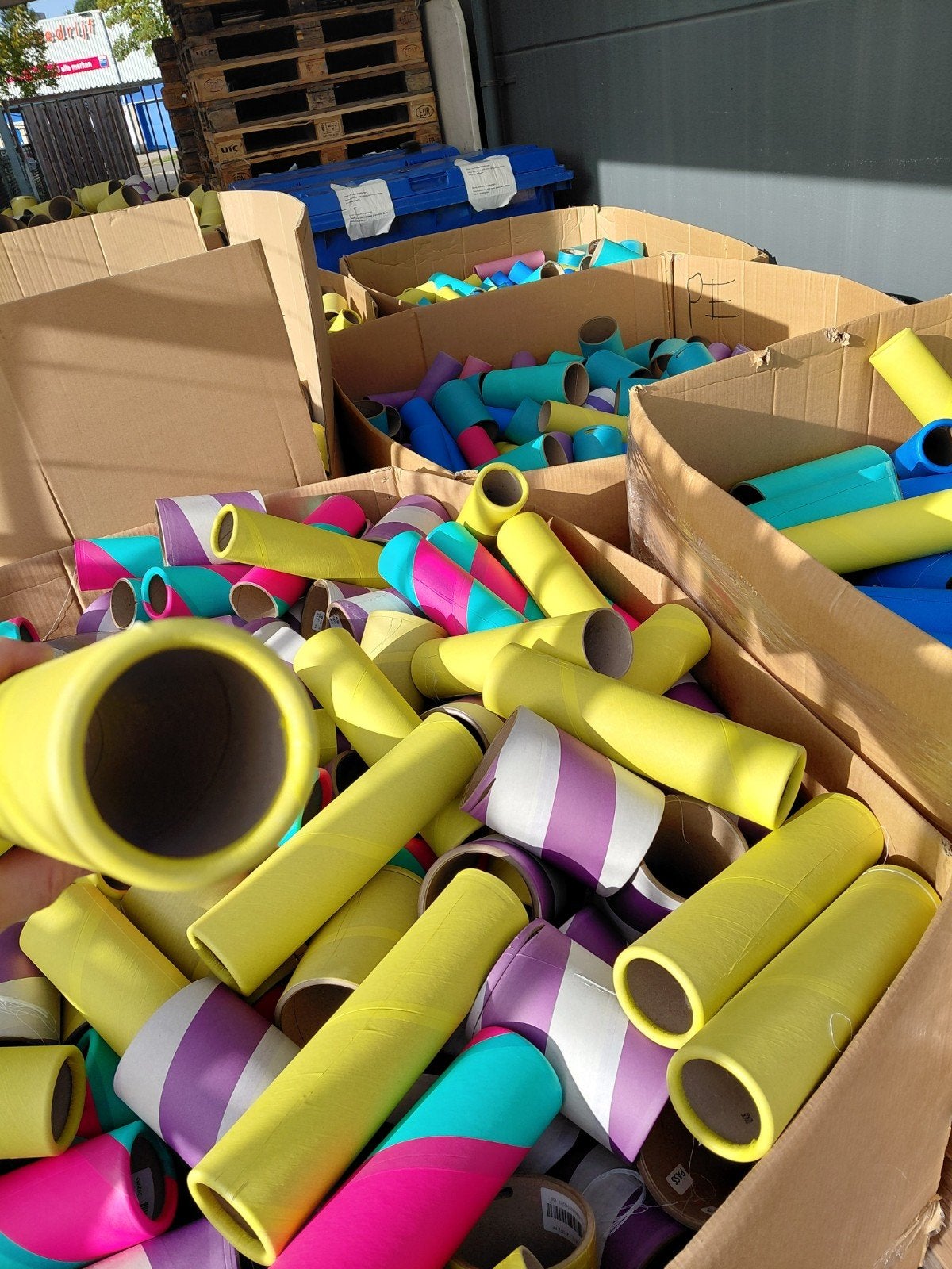 7 pallets vol met kartonnen kokers - Gratis af te halen, Ophalen, Gebruikt, Meerkleurig, Papier of Karton