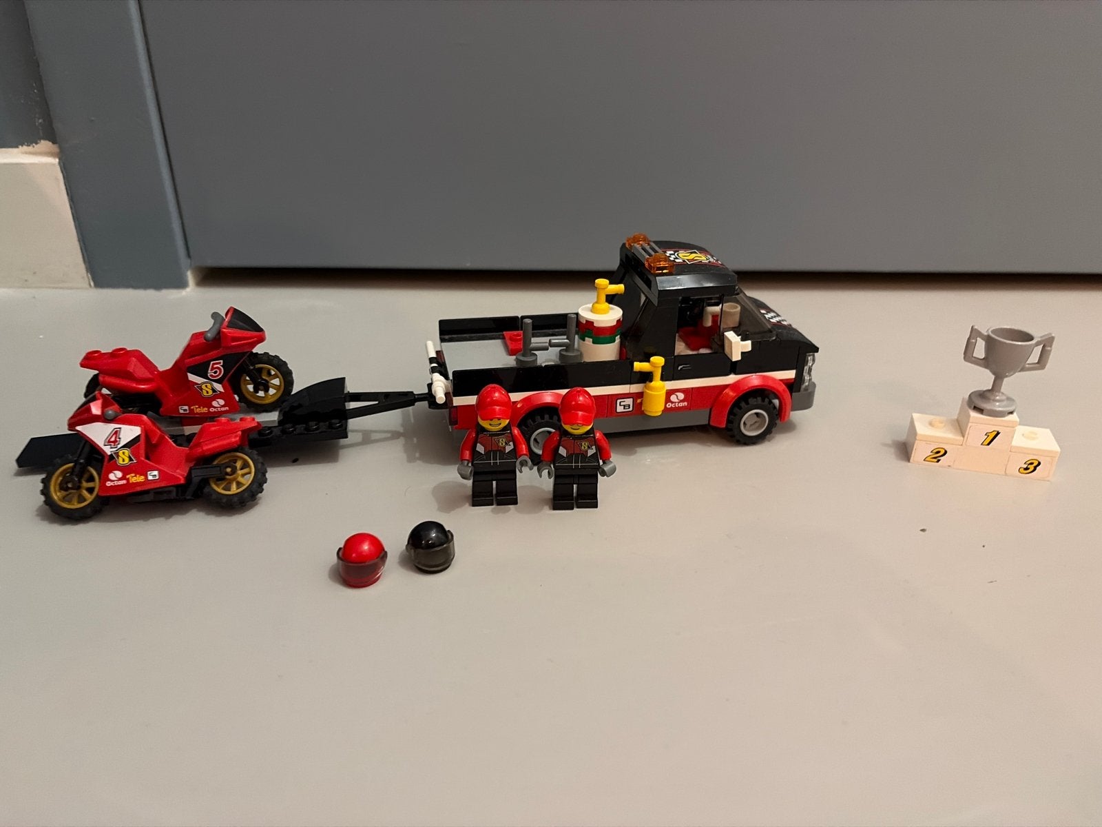 LEGO City 60084 Racemotor Transport - 100% compleet met boek, Lego, Ophalen of Verzenden, Compleet, Complete set