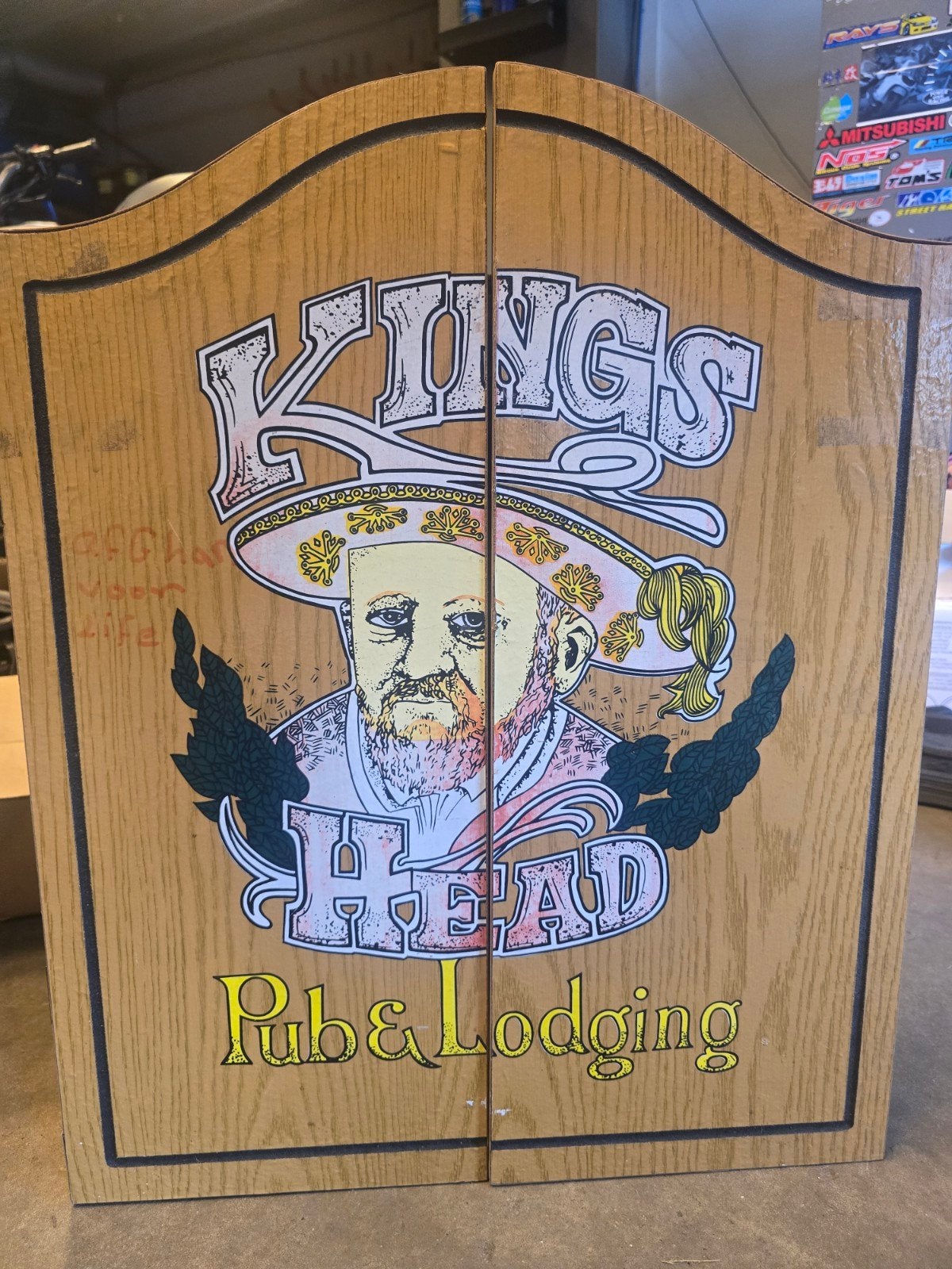 Kings Head Dartbord in Houten Kast, Sport en Fitness, Ophalen, Gebruikt, Dartbord met pijlen