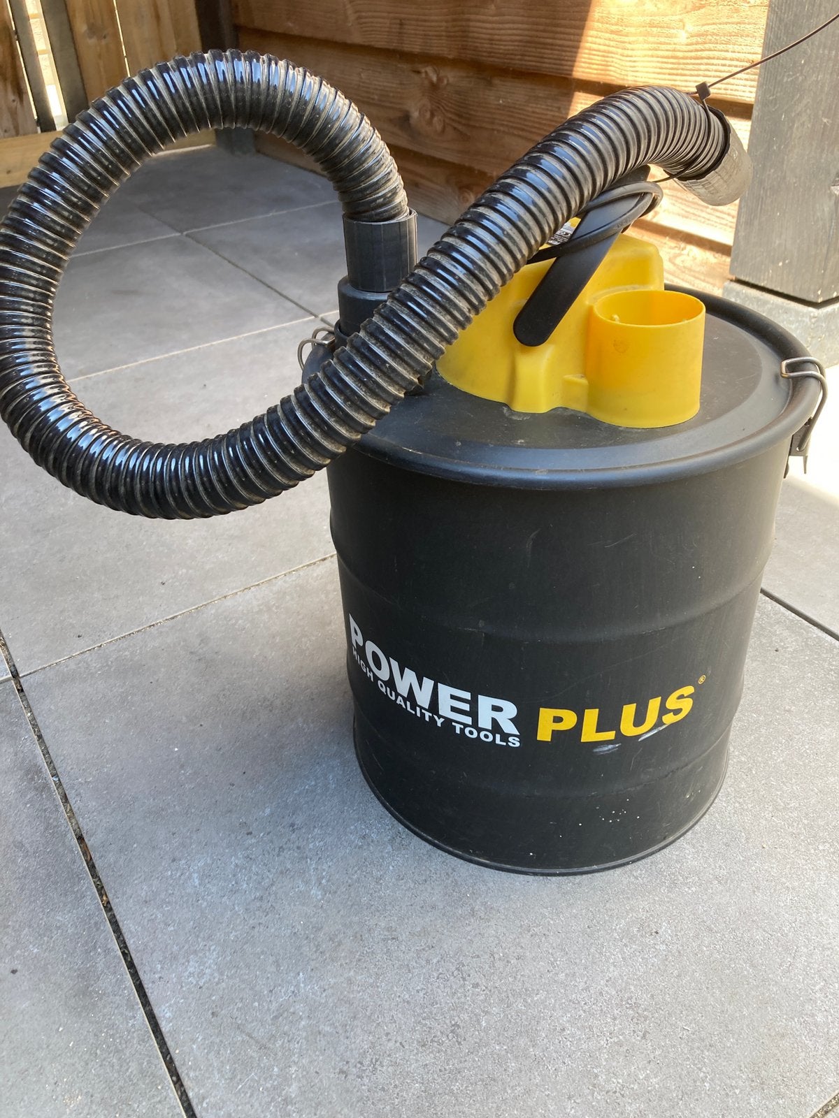 As stofzuiger. o.a. voor BBQ’s, enz. nat en droog zuigen., Ophalen, Zo goed als nieuw
