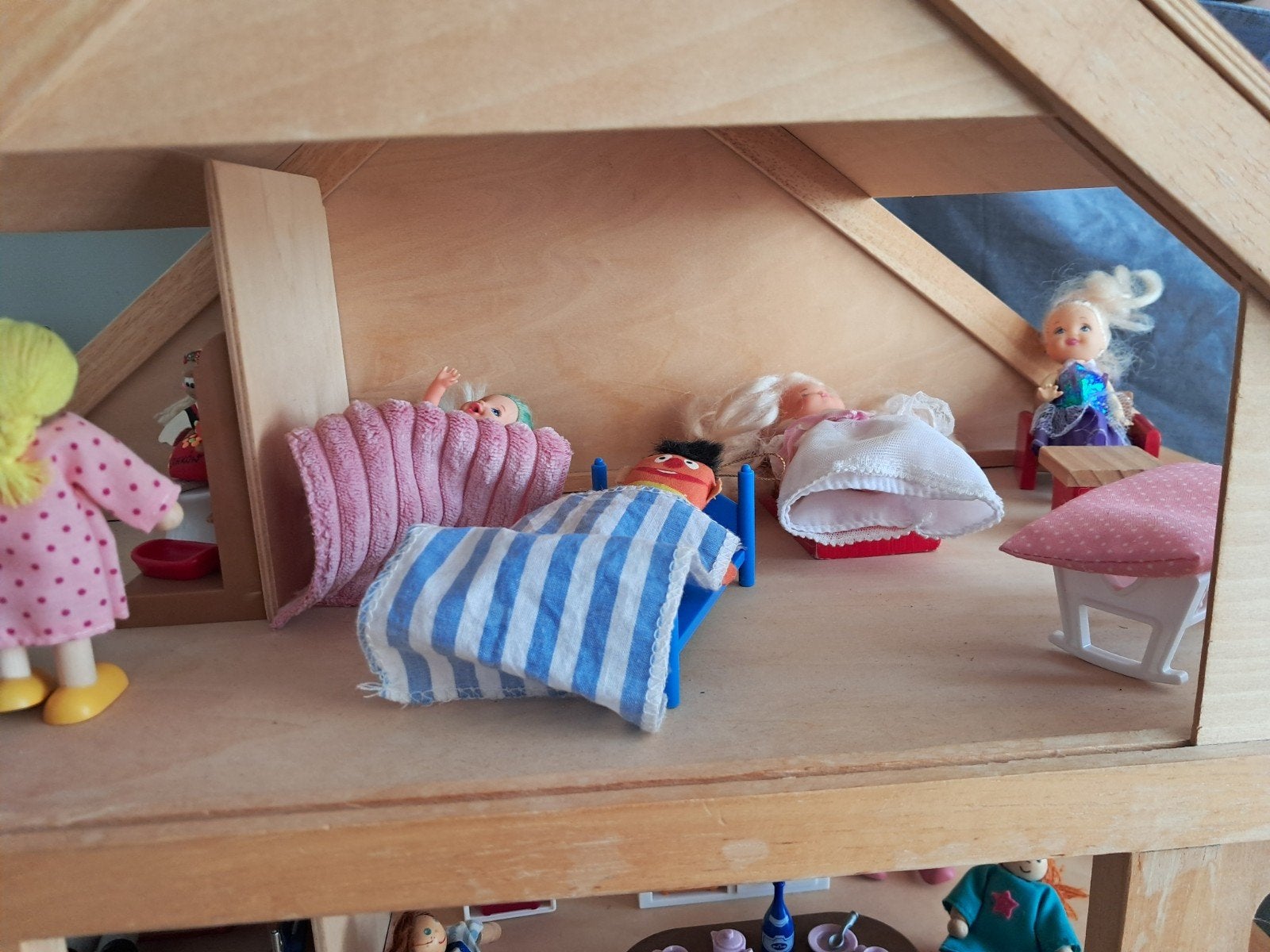 Foto 5 van Groot Playwood Poppenhuis met Meubels Poppetjes & Accessoire