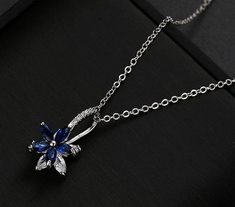Zirkonen bloemen 18K witgoud vergulden kettinghanger, Overige materialen, Nieuw, Ophalen of Verzenden, Zilver