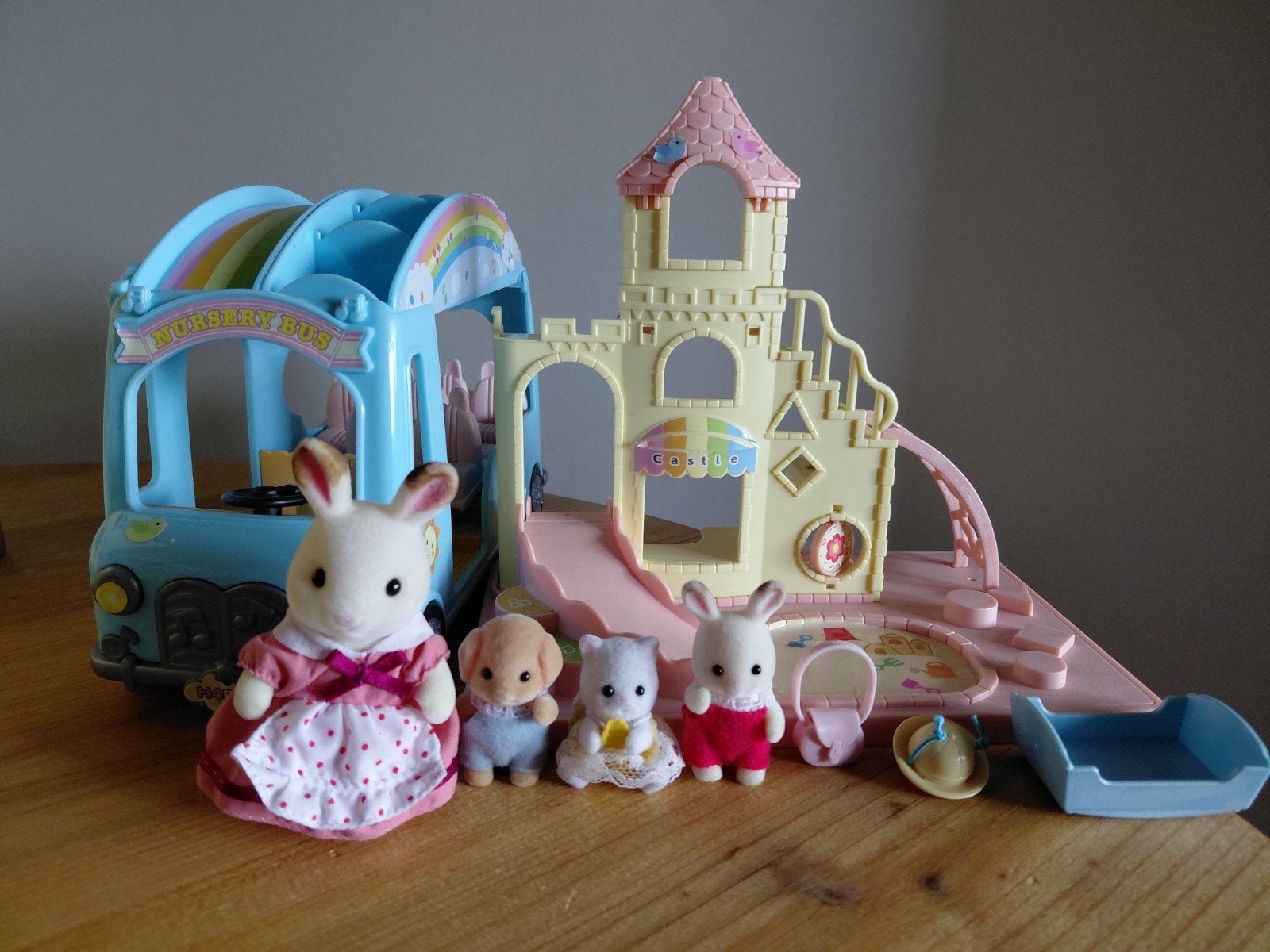 Sylvanian Sylvanian speeltuin/crèche bus/babies/konijn, Ophalen of Verzenden, Gebruikt, Poppenhuispop