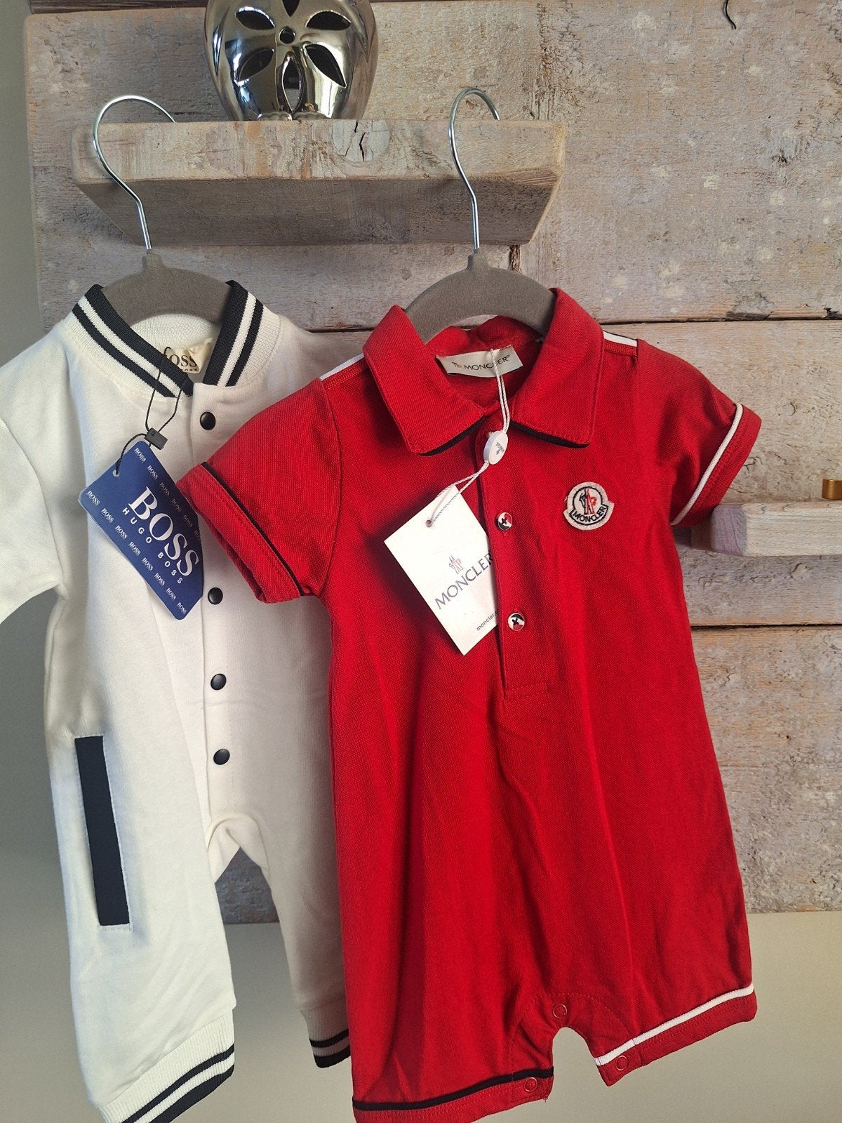 Baby zomer kleding MONCLER & Hugo Boss
Jongens jumpsuit, Kinderen en Baby's, Babykleding | Baby-kledingpakketten, Ophalen of Verzenden