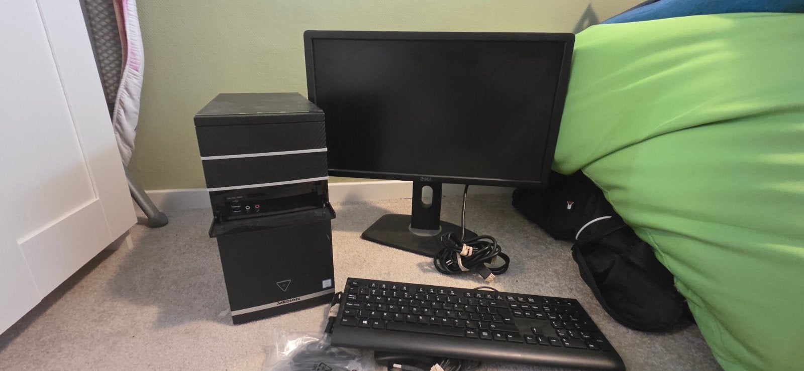 Medion Akoya Desktop PC met monitor, toetsenbord en muis, Gebruikt, HDD, Minder dan 4 GB, Met monitor