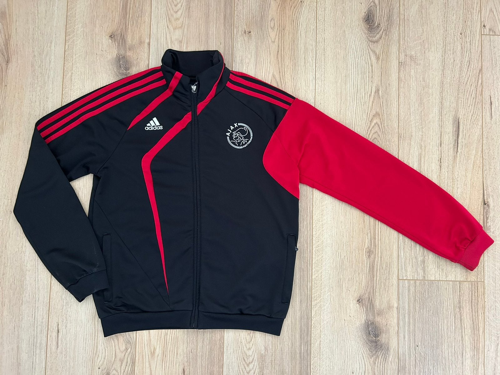 Adidas Ajax jasje vest zwart rood 11 - 12 jaar 152 158, Ophalen of Verzenden, Gebruikt, Jongen of Meisje, Trui of Vest