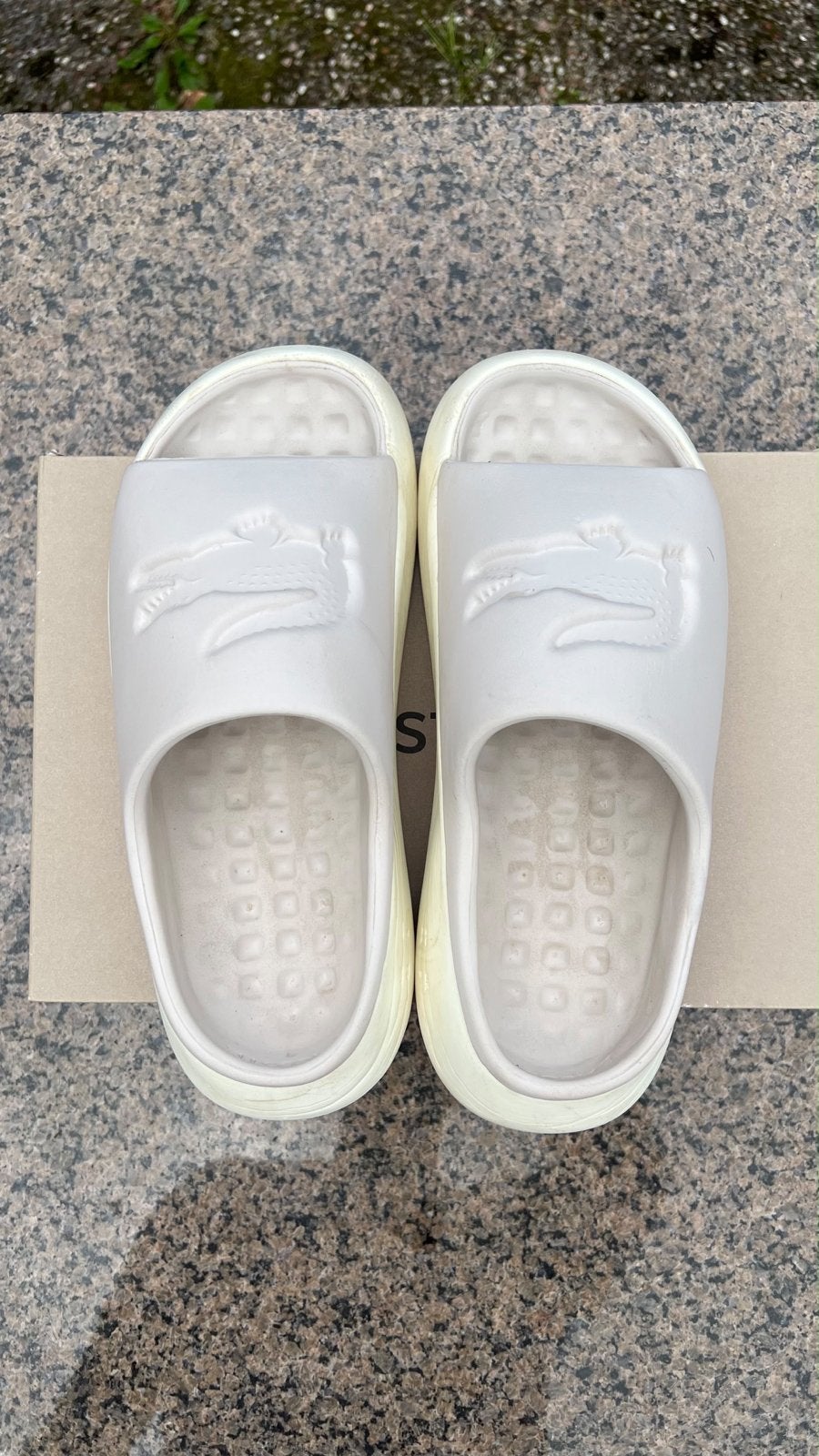 Lacoste Heren Slippers Wit Maat 43, Kleding | Heren, Ophalen of Verzenden, Zo goed als nieuw, Wit, Slippers