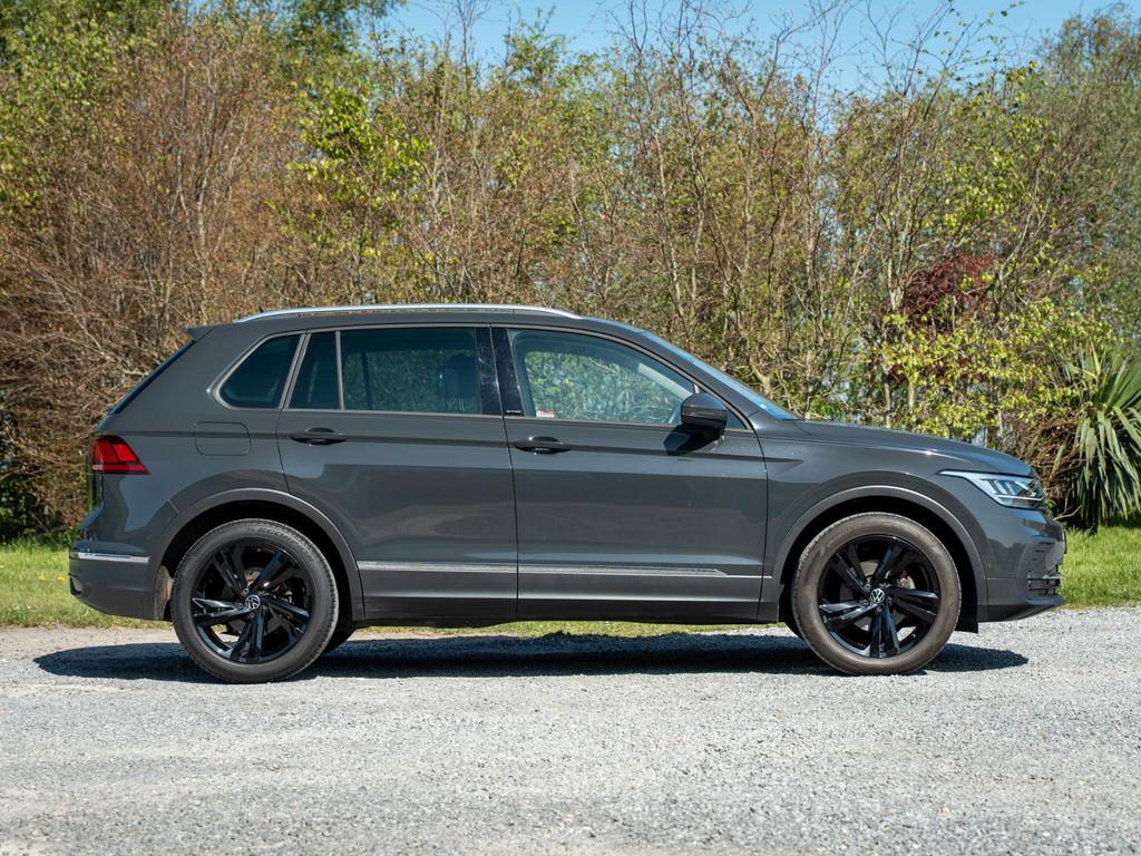 Volkswagen Tiguan 1.5 TSI Life Business // PDC // Camera //, Voorwielaandrijving, Stof, 4 cilinders, Bedrijf