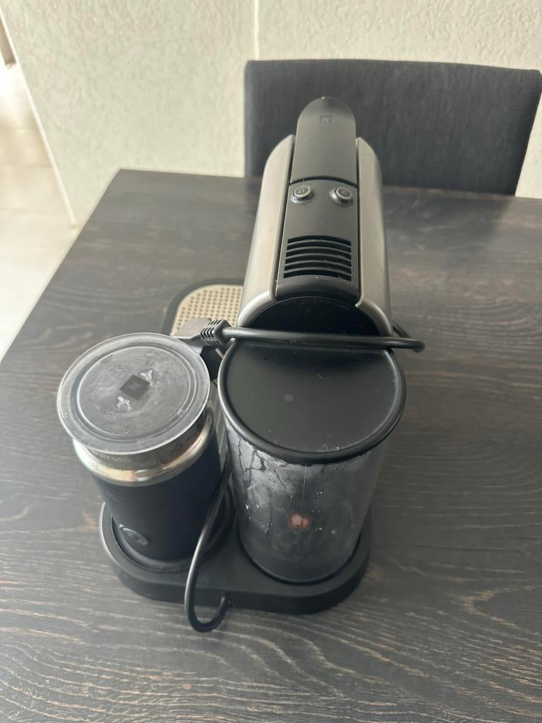 Nespresso apparaat met melkopschuimer, Espresso apparaat, Ophalen of Verzenden, Zo goed als nieuw, 1 kopje