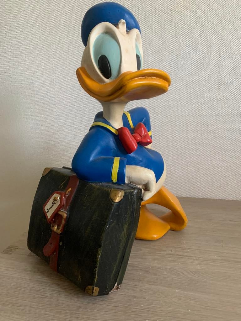Donald Duck beeld met koffer, Ophalen