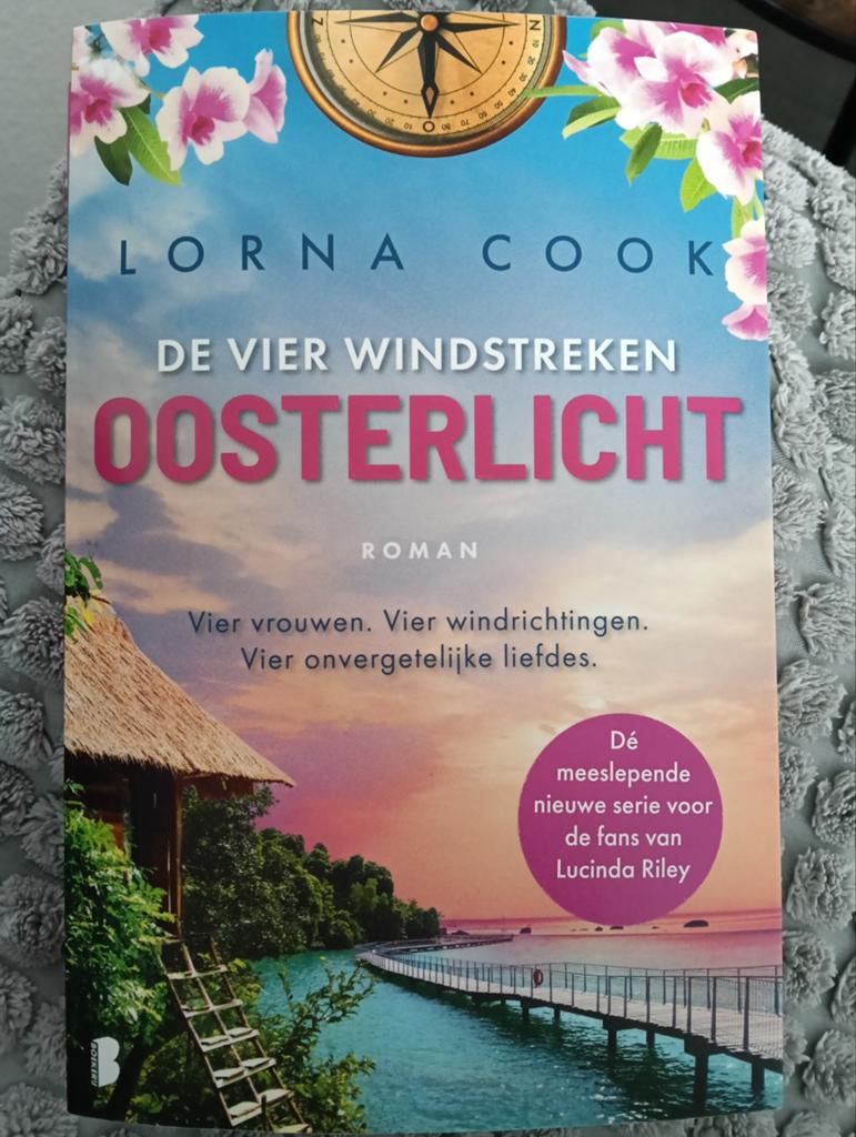 Oosterlicht - Lorna Cook. De vier windstreken. Deel 1., Boeken, Ophalen of Verzenden, Zo goed als nieuw, Lorna Cook