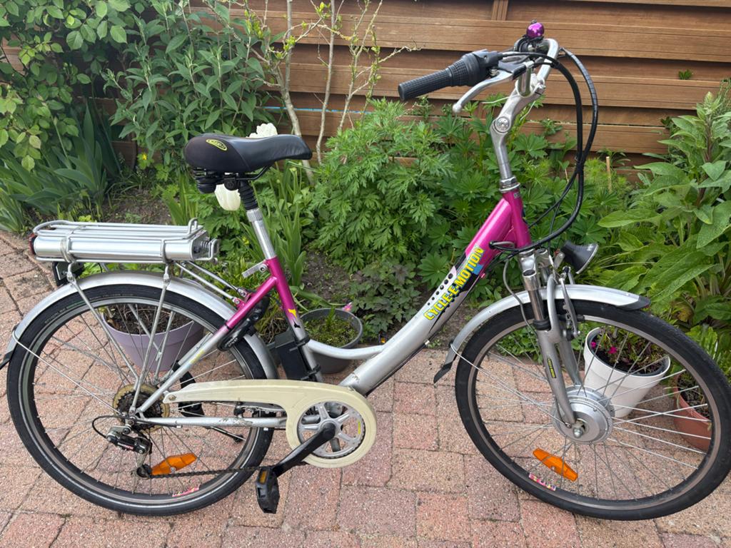 Elektrische fiets met defecte oplader en verlichting, Fietsen en Brommers, Elektrische fietsen, Minder dan 30 km per accu, Gebruikt