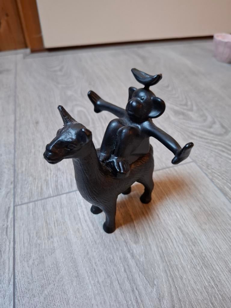 Zwart beeldje van aapje op dier, Ophalen of Verzenden, Zo goed als nieuw, Dier