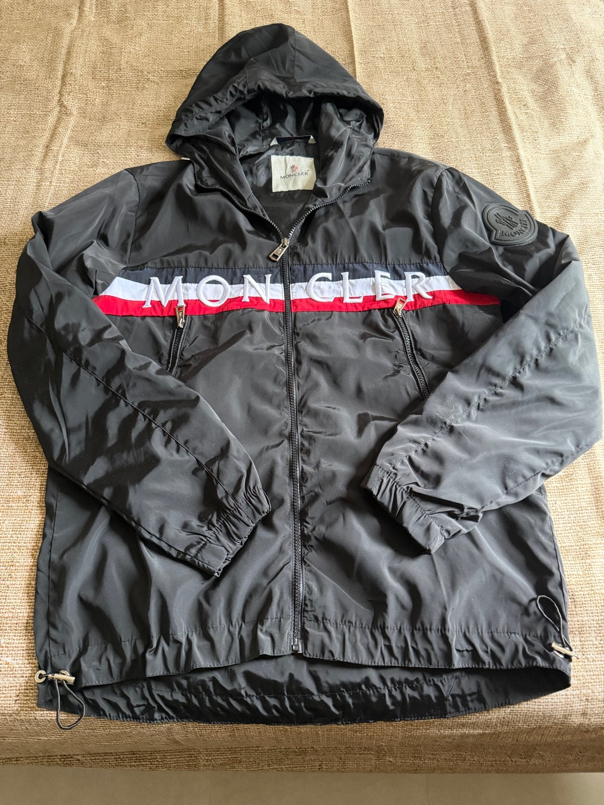 Moncler jas - Zwart met logo en streep, Ophalen of Verzenden, Zo goed als nieuw, Maat 48/50 (M), Zwart