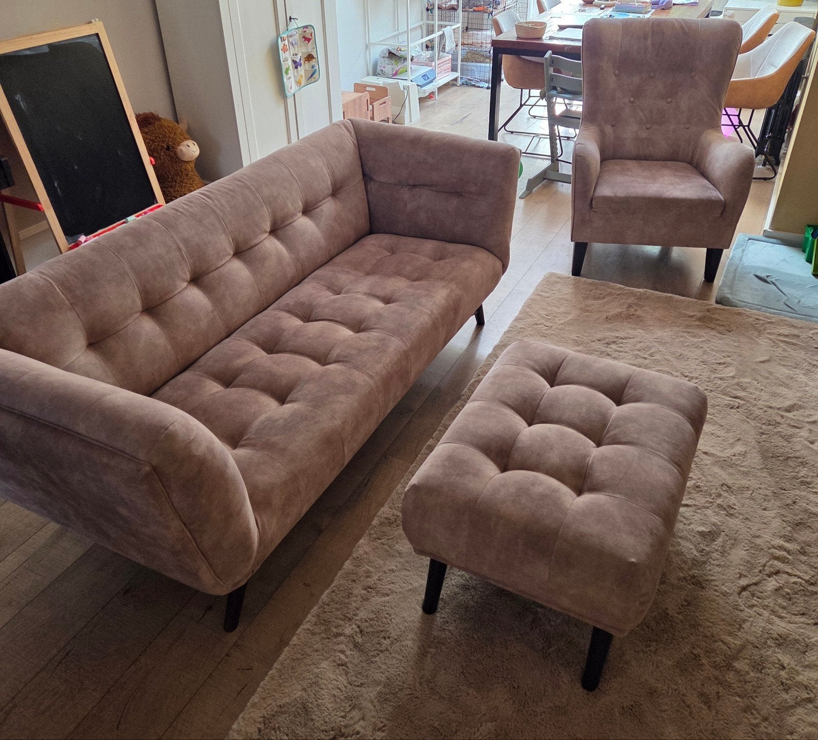Complete set: bank, fauteuil en poef, Ophalen, Zo goed als nieuw, Stof, Modern, comfortabel met knoopdetails