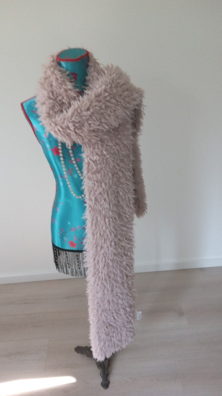 Modieuze pluizige sjaal voor de winter, Kleding | Dames, Mutsen, Sjaals en Handschoenen, Ophalen of Verzenden, Zo goed als nieuw