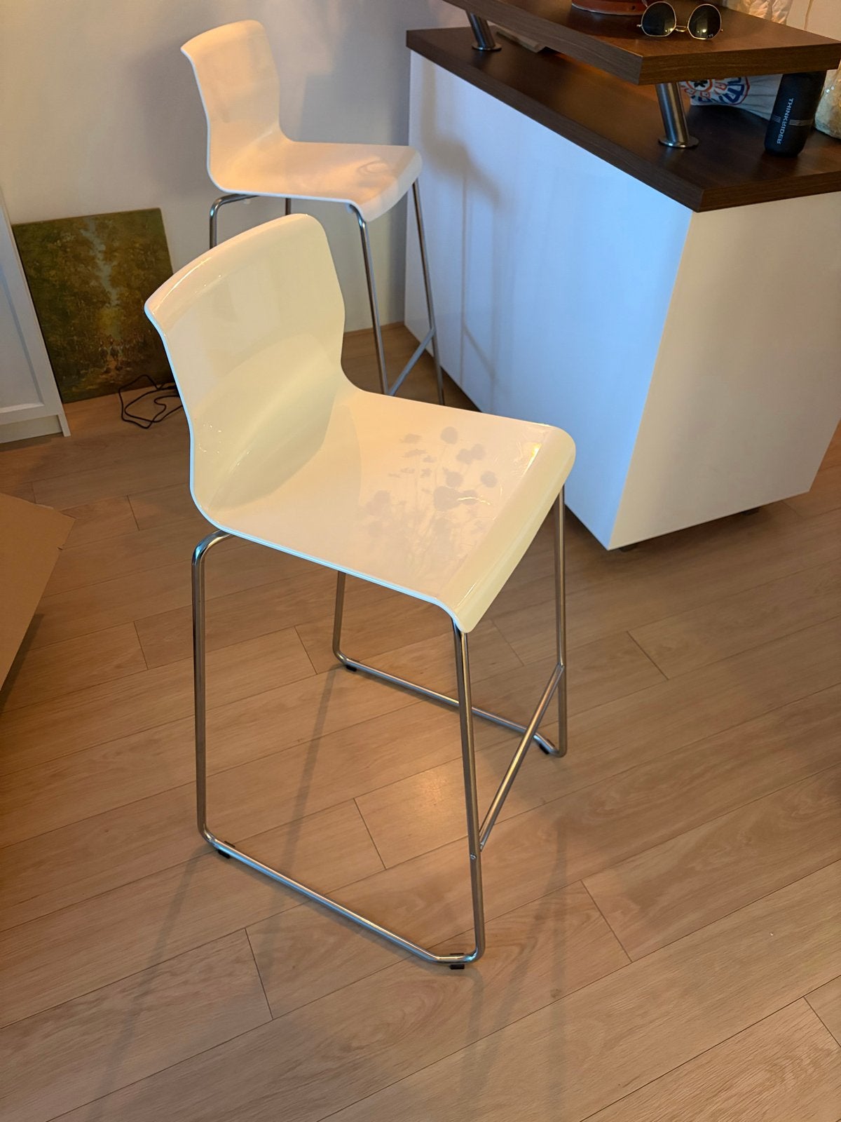 Foto 3 van Set van 2 moderne witte barkrukken met metalen onderstel