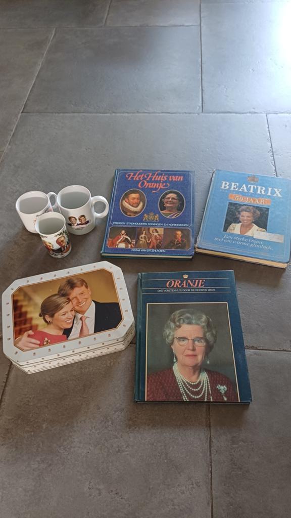 Koninklijke Memorabilia: Boeken, Mokken & Blik Oranje, Ophalen of Verzenden, Gebruikt, Nederland, Tijdschrift of Boek