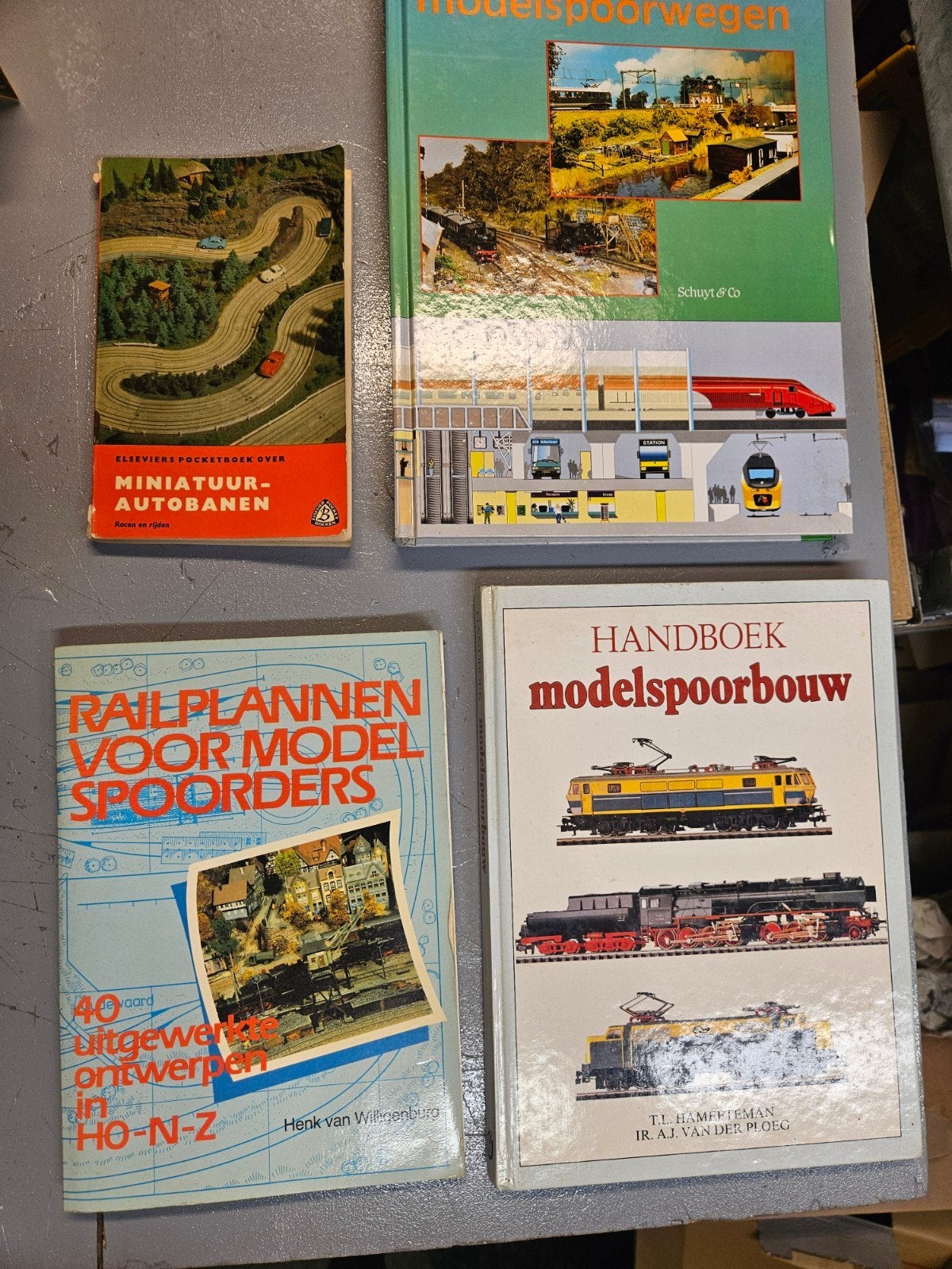 Boeken over modelbouw: spoorwegen en autobanen, Boeken, Techniek, Ophalen of Verzenden, Gelezen, Overige onderwerpen, Diverse auteurs