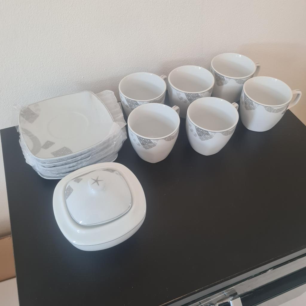 Wit servies ,6 kopjes, 6 schotels,, Keramiek, Ophalen of Verzenden, Zo goed als nieuw, Effen