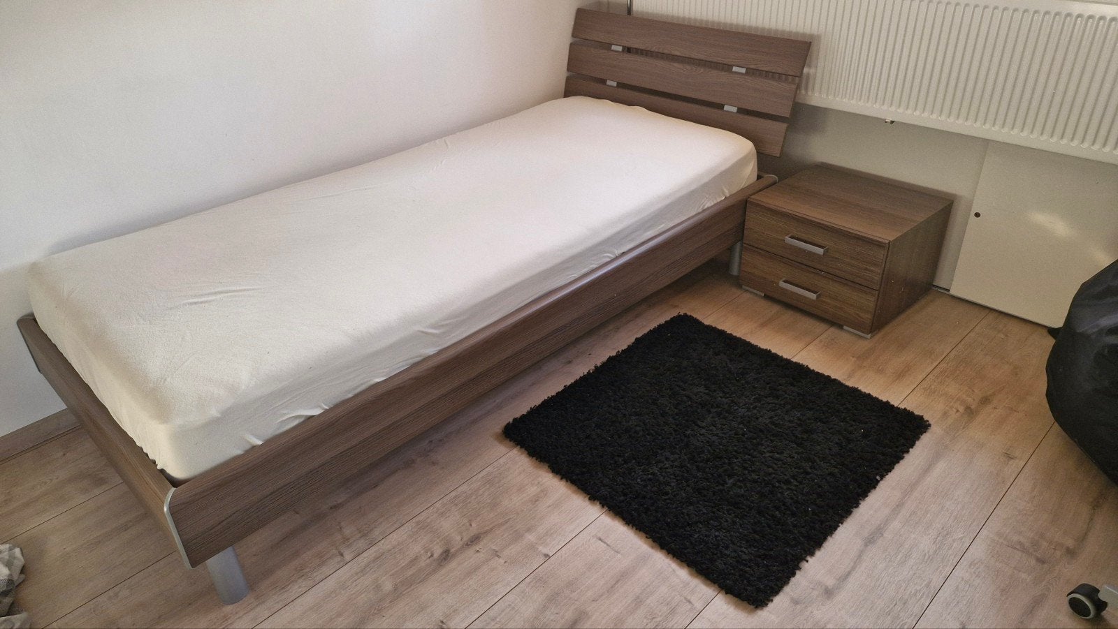 TIenerkamer, bed met nachtkastje bureau met bureaukastje.
In, Ophalen, Gebruikt, Jongetje of Meisje